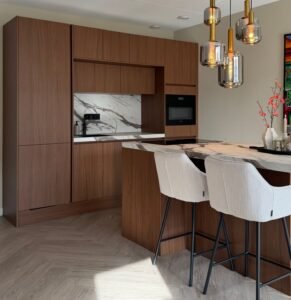 Detail van het wrapwerk in de keuken in Mijdrecht, warme houtlook