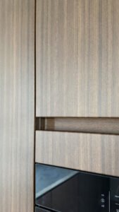 De keuken in Almere na het wrappen, detailopname van de houtlook Hazel 2.0