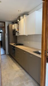 Gewrapte keuken in Den Haag met onderkasten in Truffle met bovenkasten in Chalk 2.0