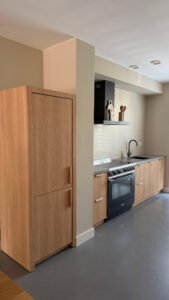 Dezelfde keuken in Breda na het wrappen, met fronten in een lichte houtlook