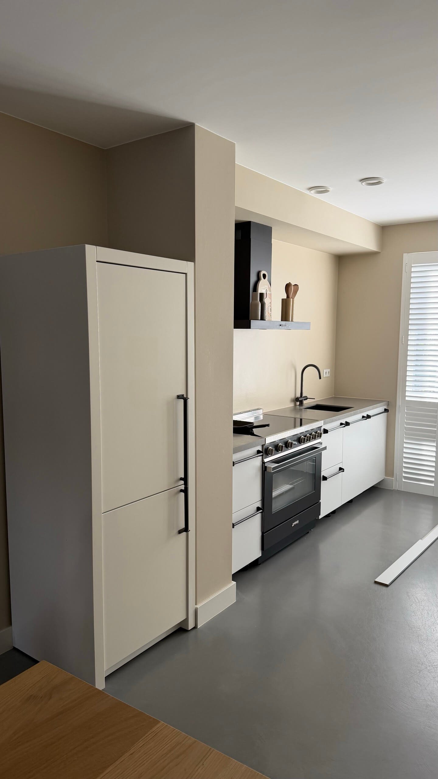 Keuken in Breda voor het wrappen, met witte fronten en een donker werkblad