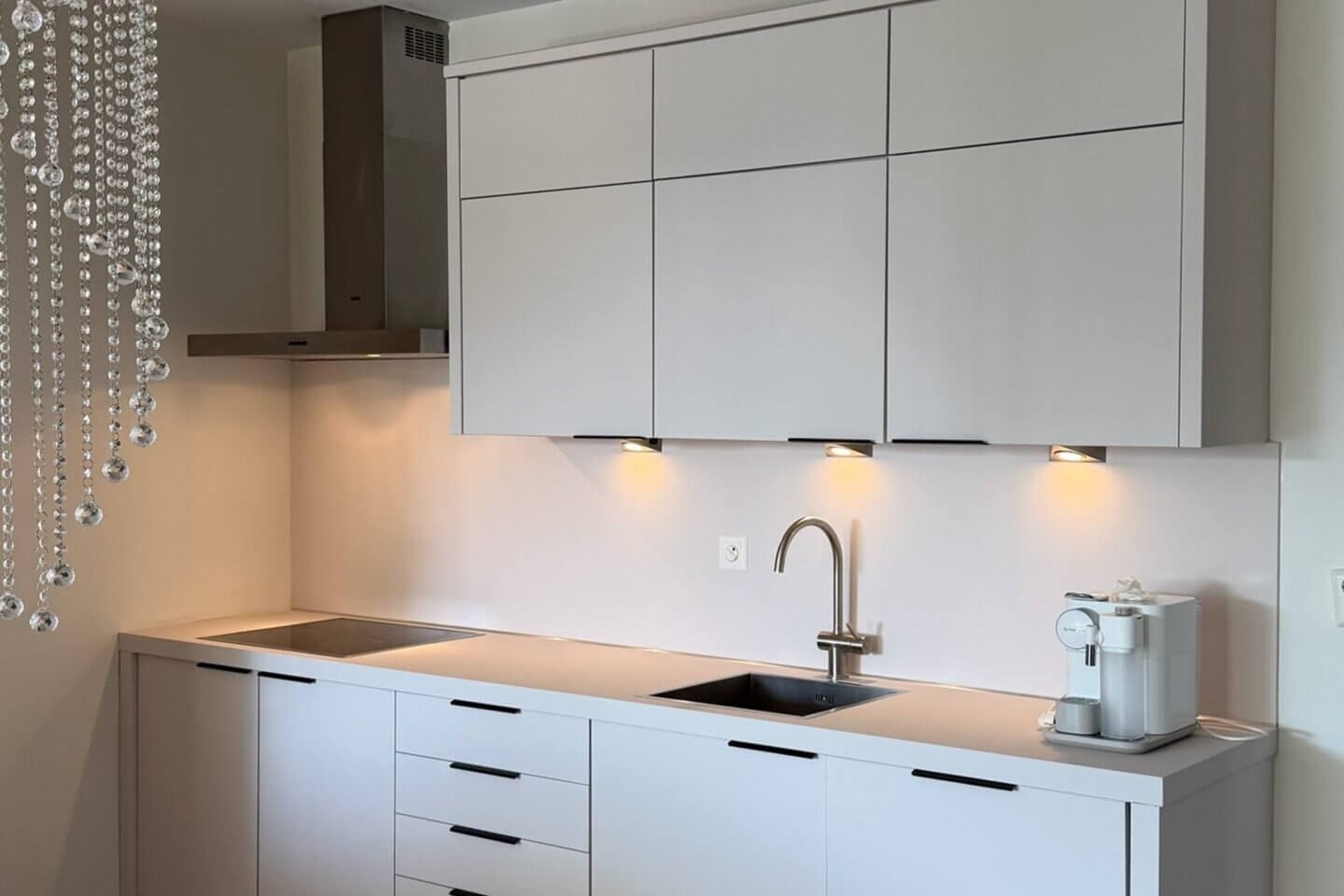 Lichte gewrapte keuken in dagelijks gebruik Lichte gewrapte keuken in de effen tint Soft matt, in dagelijks gebruik en nog strak afgewerkt