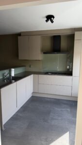 Dezelfde keuken na het wrappen in de rustige taupetint Mesa