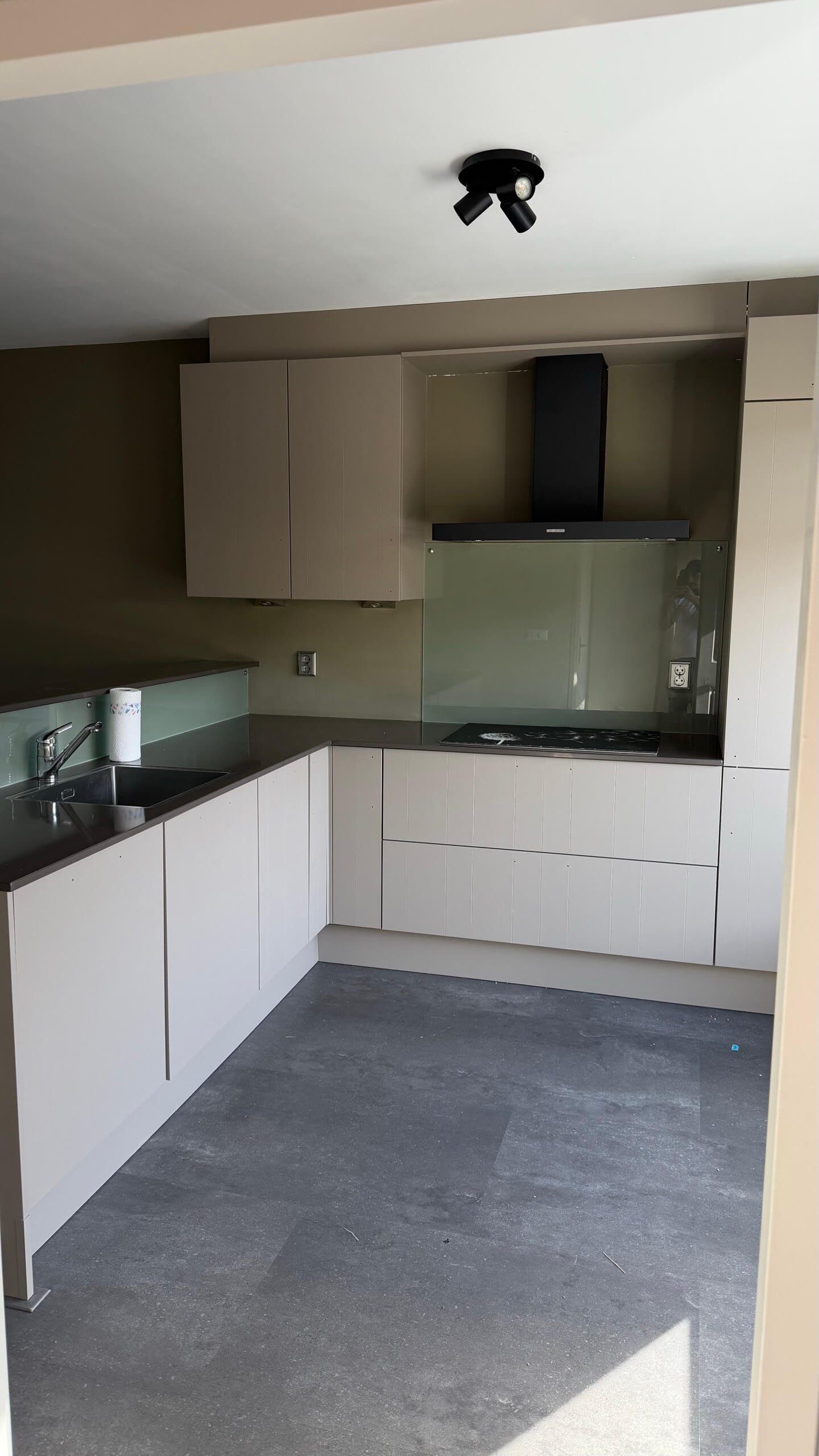 Dezelfde keuken na het wrappen in de rustige taupetint Mesa