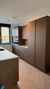 Gewrapte keuken in Hoef en Haag in de warme donkere houtlook Old bench 2.0, Japandi stijl