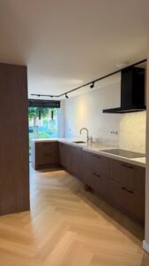 Dezelfde keuken na het wrappen in de donkere houtlook Old bench 2.0