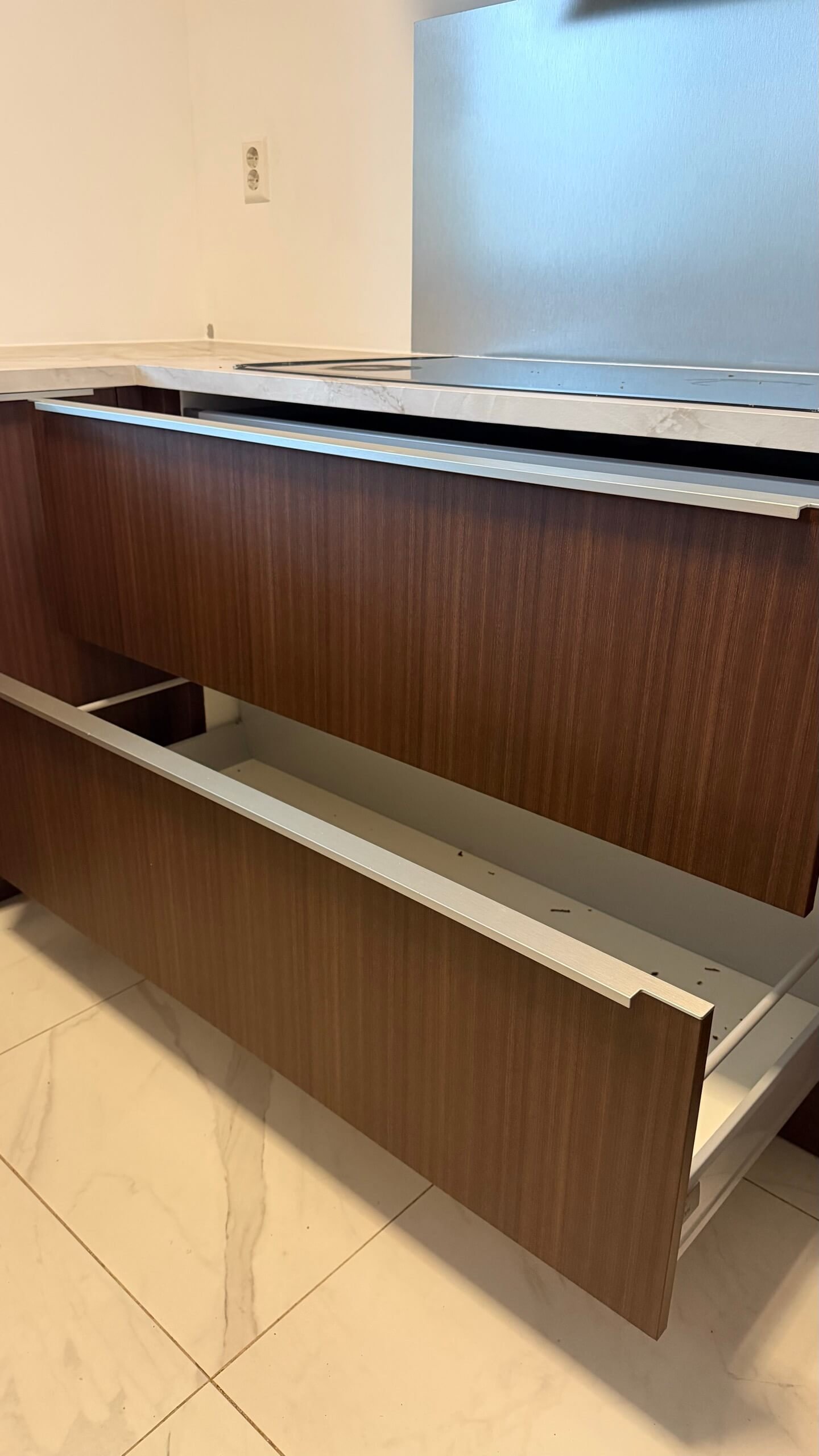 Gewrapte ladefronten in de houtlook Hazel 2.0 in de keuken in Rotterdam
