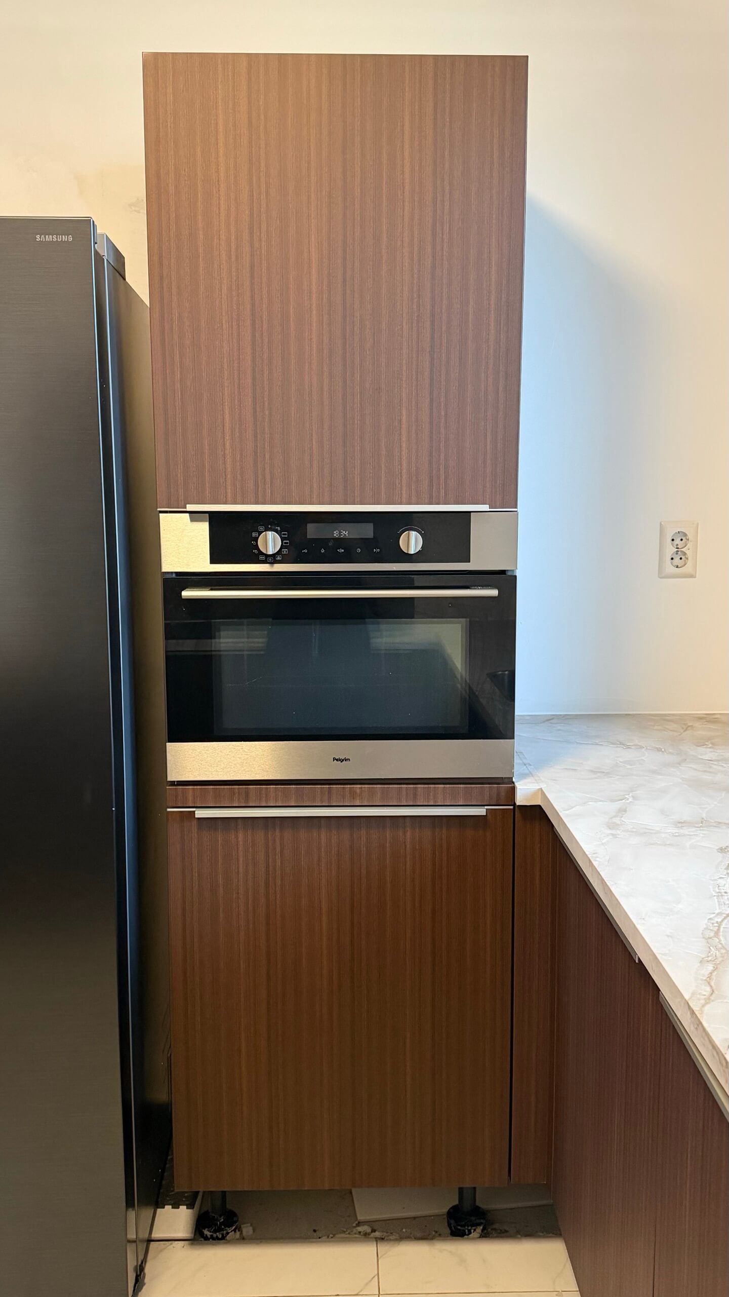 Hoge kast met oven in de houtlook Hazel 2.0 in de gewrapte keuken in Rotterdam