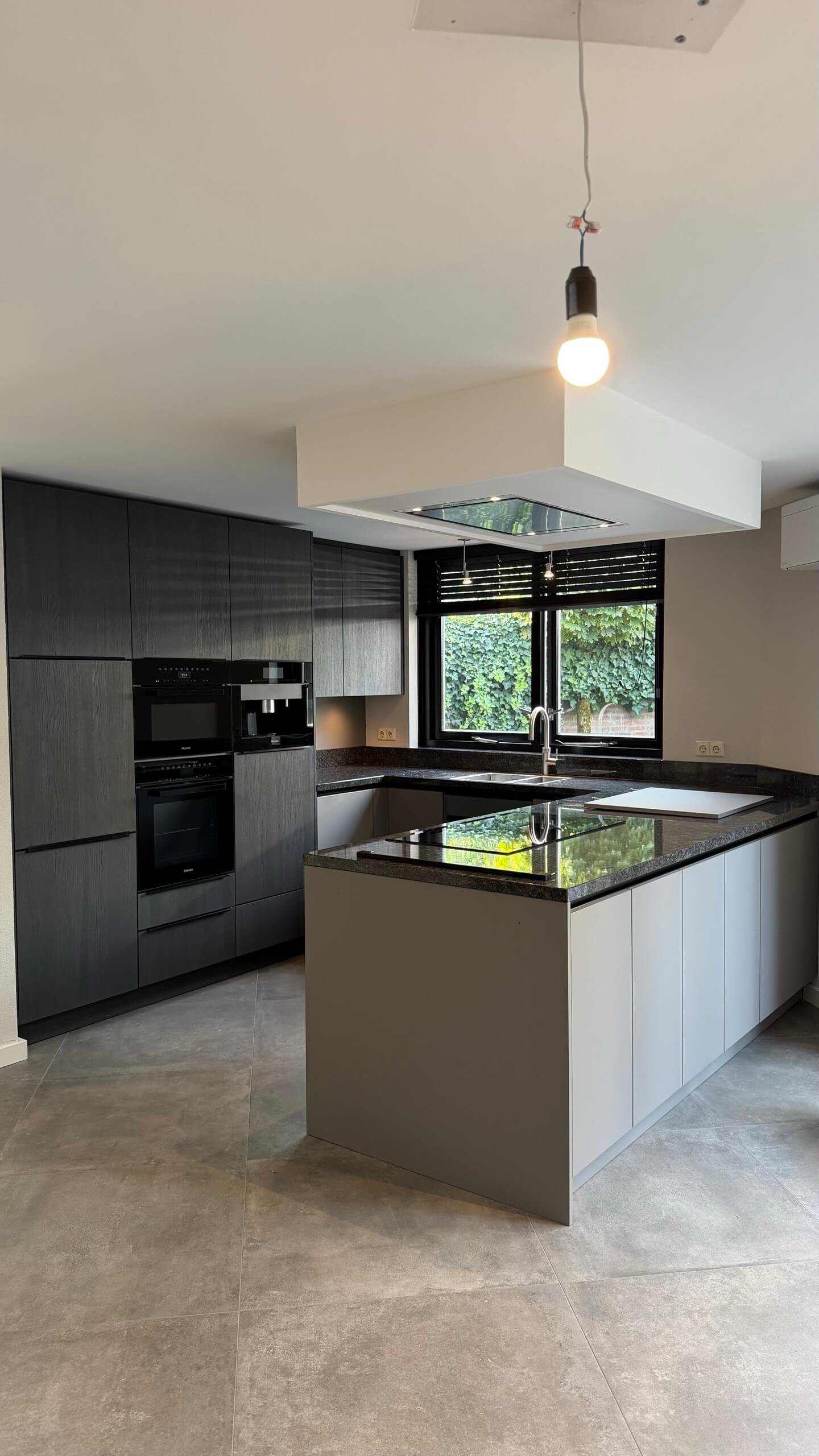 Keuken in Oosterhout voor het wrappen, met antracietgrijze fronten en een donker werkblad