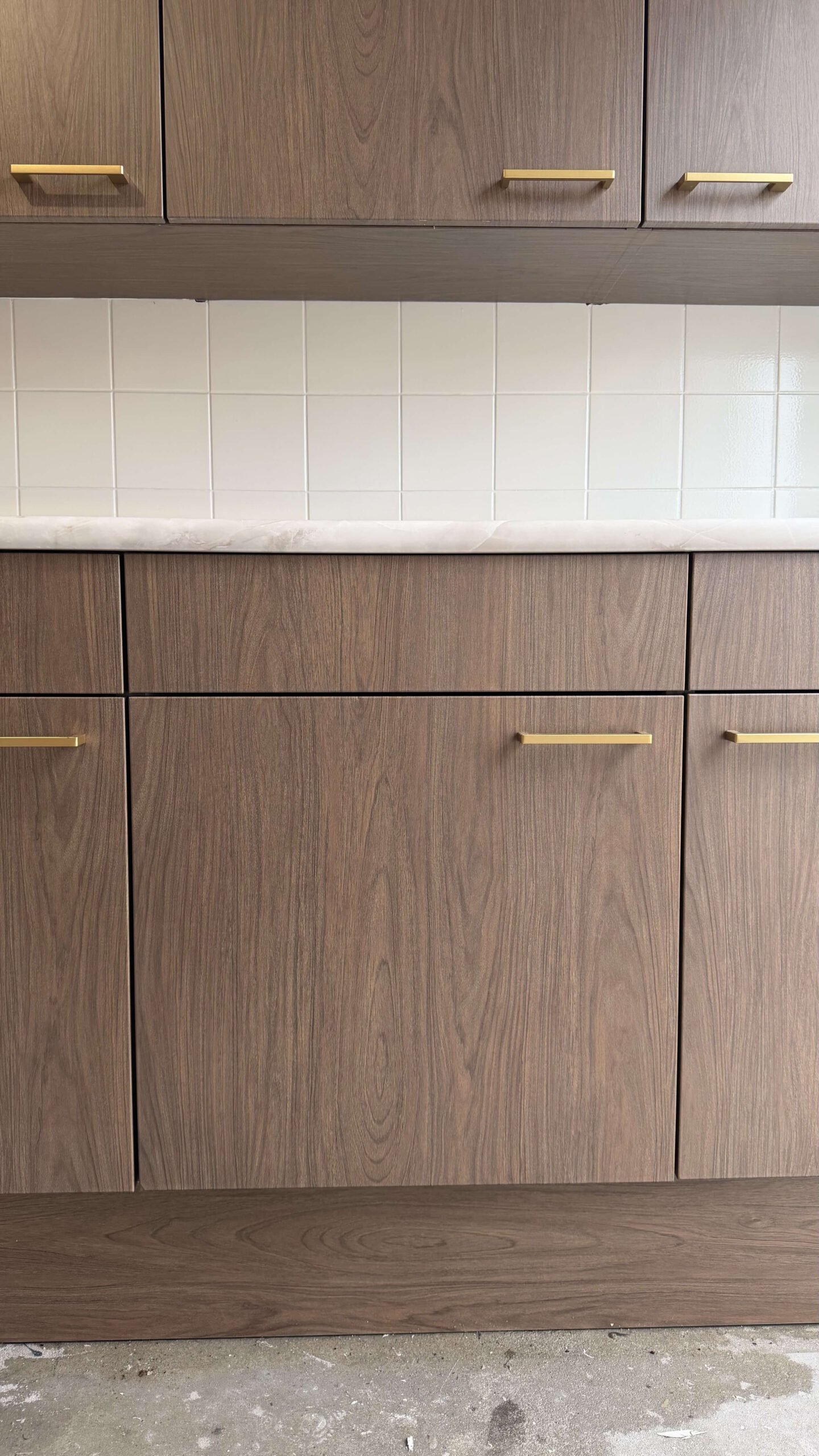 De afwerking van de gewrapte keukenfronten in Maassluis, Pavo Dark met Bright Onyx