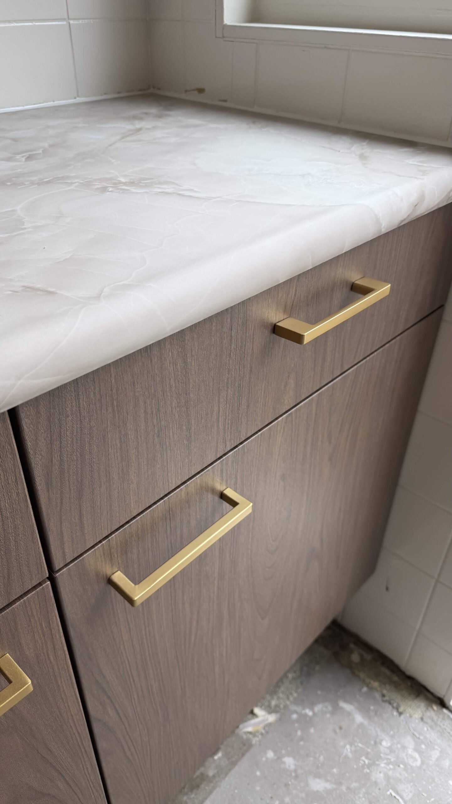 De gewrapte keuken in Maassluis van dichtbij, Pavo Dark met Bright Onyx