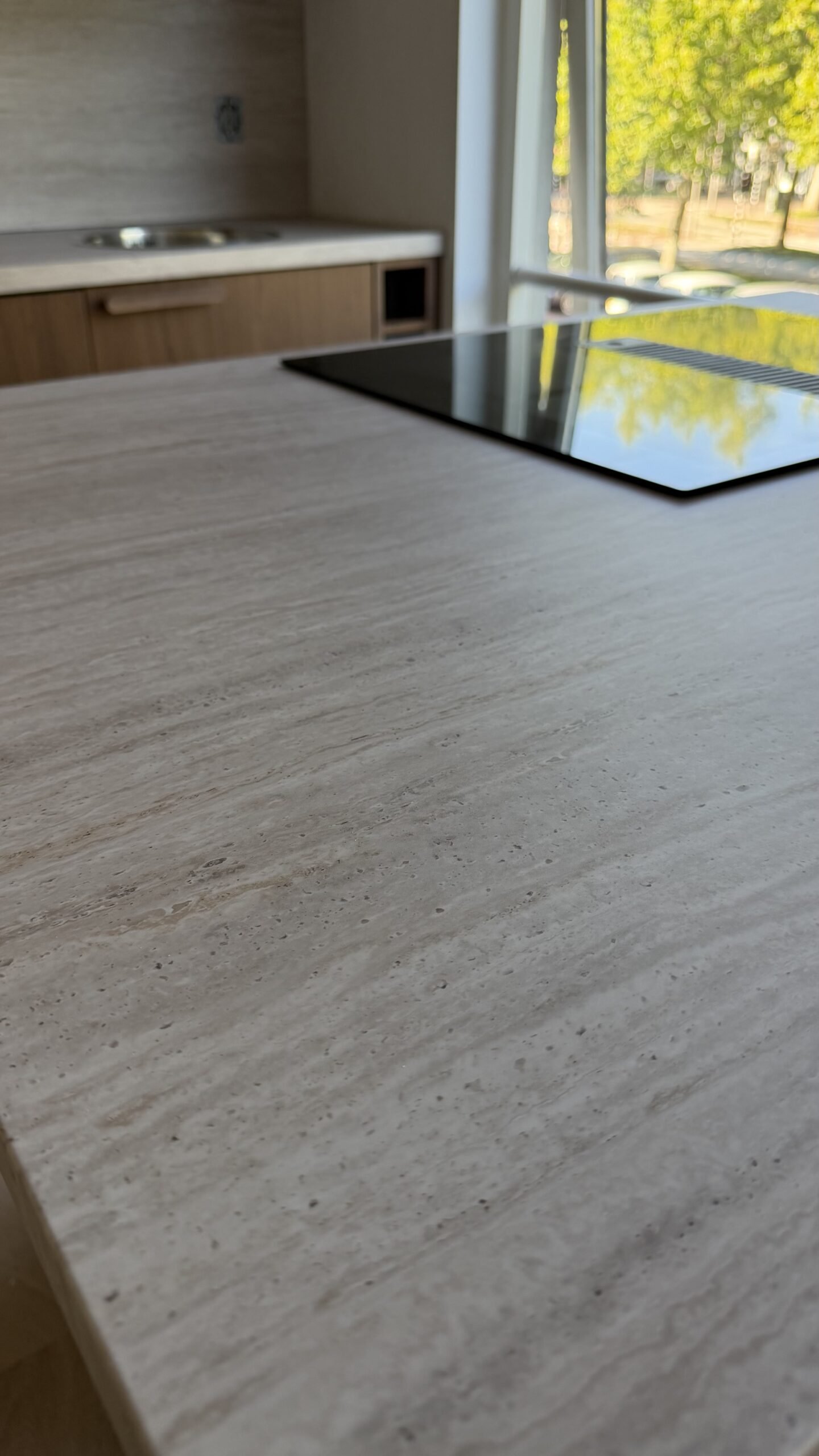 De gewrapte keuken in Purmerend van dichtbij, warme houtlook