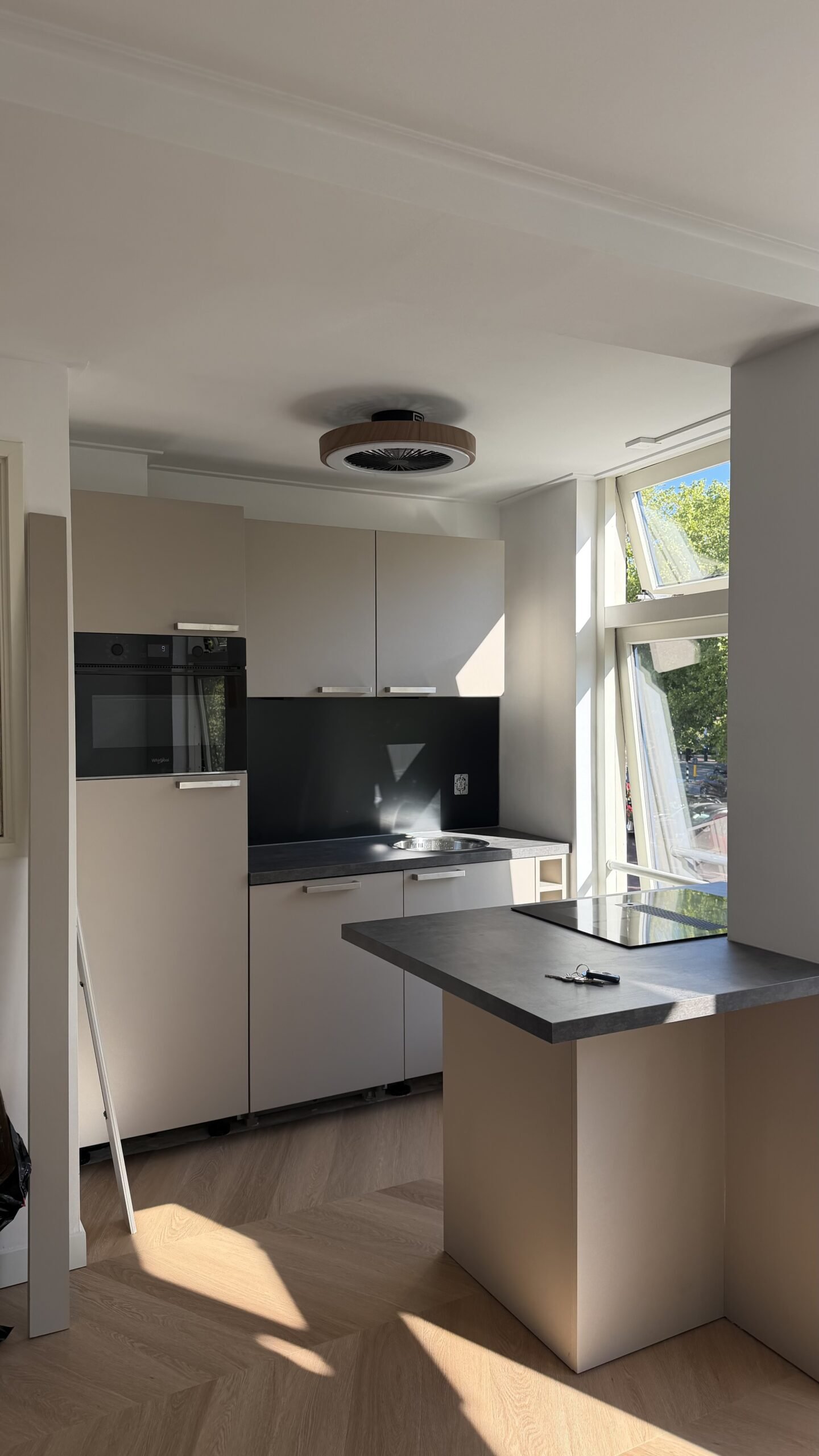 Keuken in Purmerend voor het wrappen, met een grijze keuken met een donker werkblad