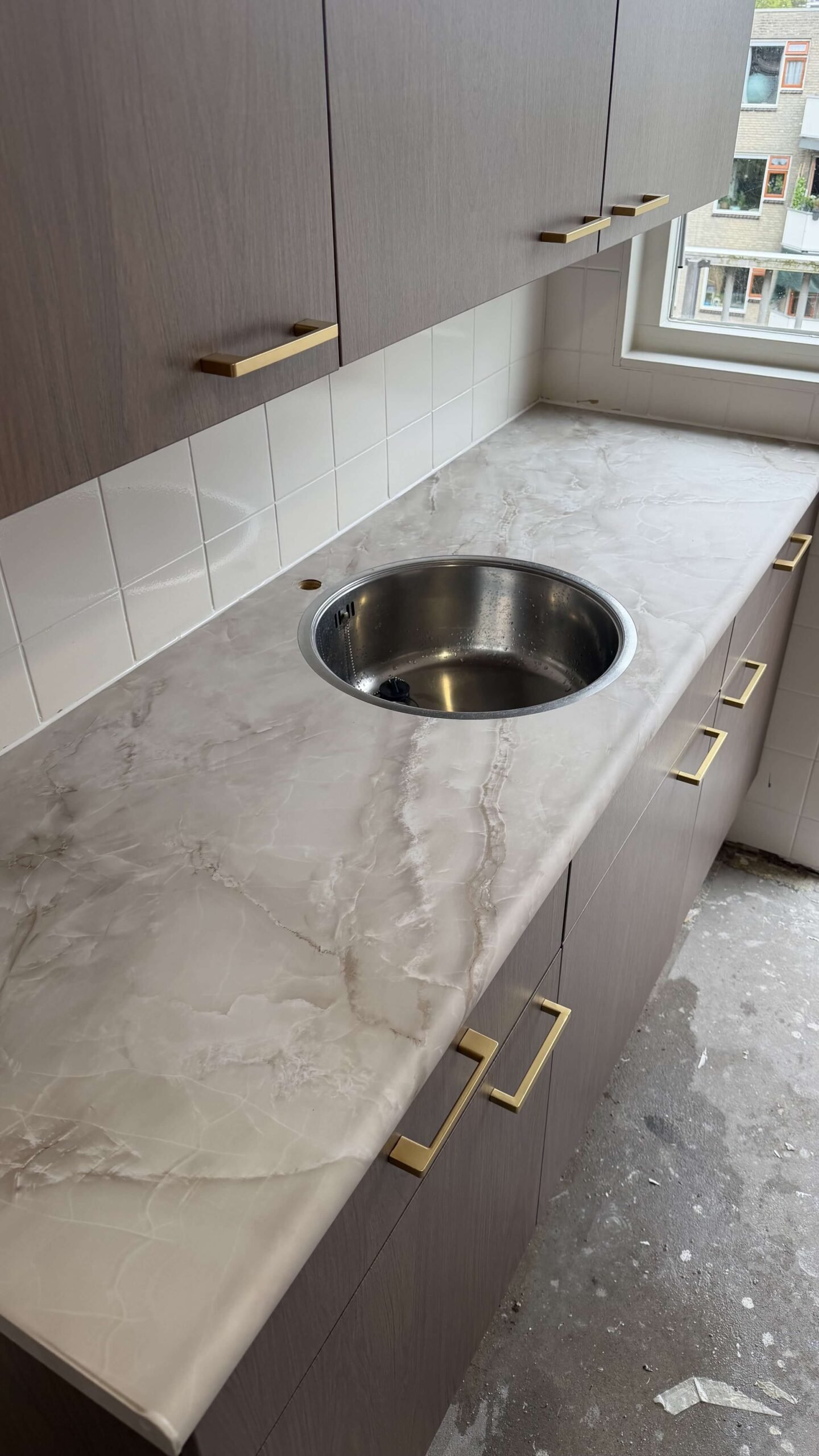 Detailopname van de gewrapte keuken in Maassluis, Pavo Dark met Bright Onyx