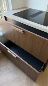 Detailopname van de gewrapte keuken in Purmerend, warme houtlook