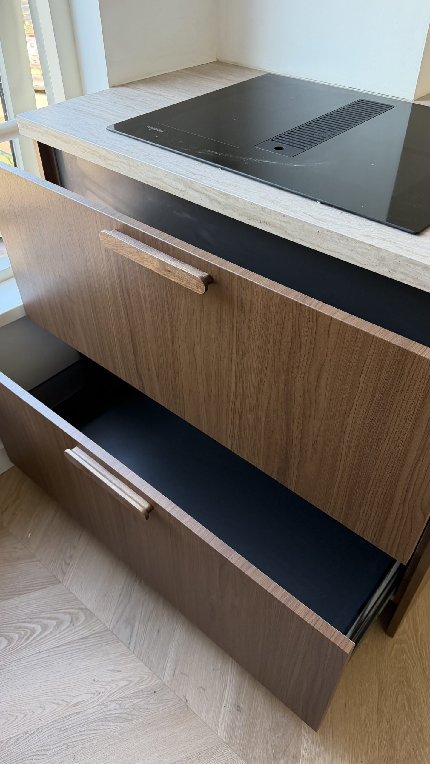 Detailopname van de gewrapte keuken in Purmerend, warme houtlook