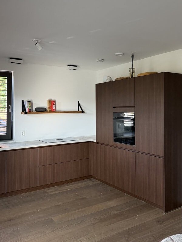Gewrapte keuken in Almere in de warme houtlook Hazel 2.0