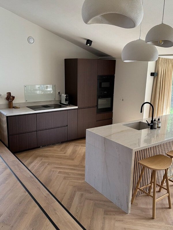 Gewrapte keuken in Arkel in de warme donkere houtlook Chestnut
