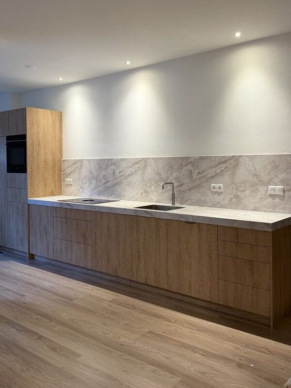 Gewrapte keuken in Arnhem in de warme houtlook Legatus