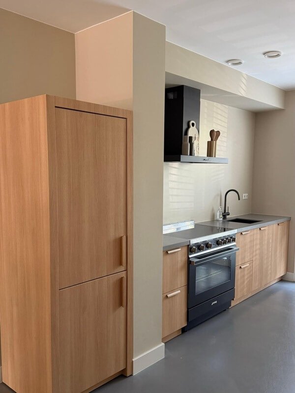 Gewrapte keuken in Breda in de lichte houtlook Lepus 2.0