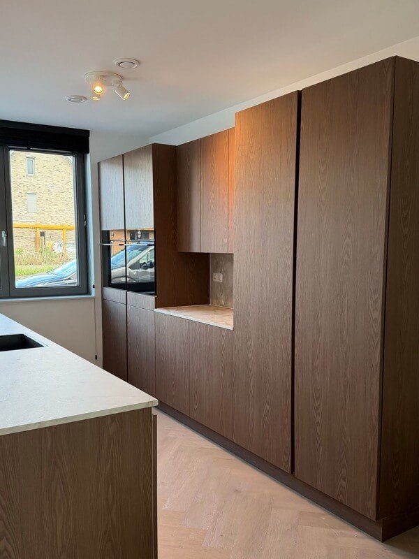 Gewrapte kastenwand in Hoef en Haag in de donkere houtlook Old bench 2.0