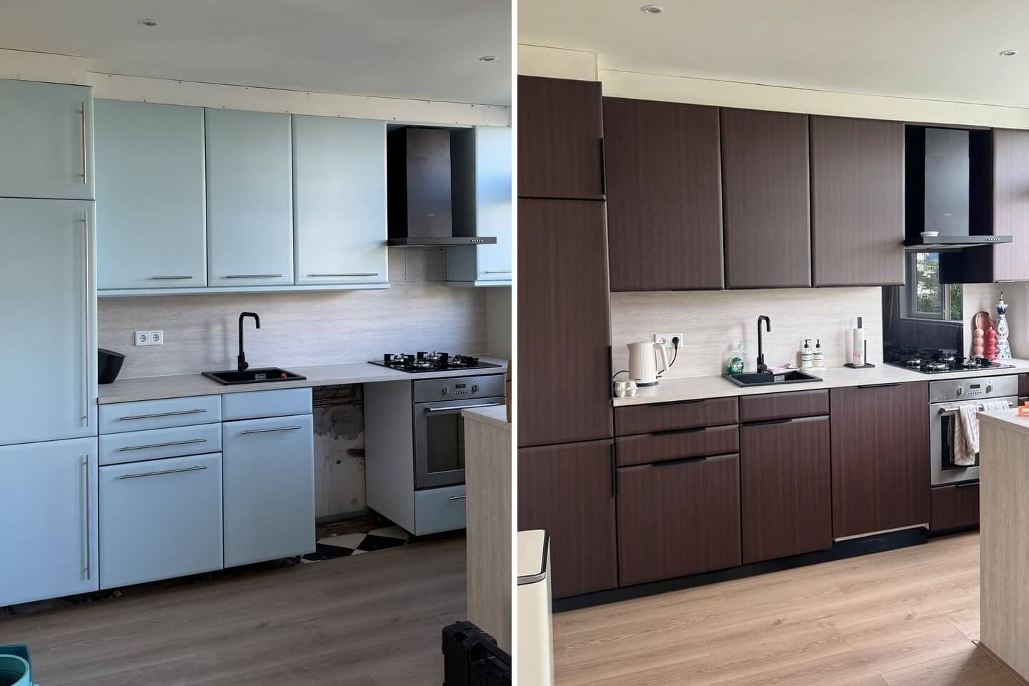 Keuken in Schiedam voor en na het wrappen: links een verouderde lichtblauwe keuken, rechts dezelfde keuken met kasten in de warme donkere houtlook Chestnut, met de vaatwasser en de plinten erbij