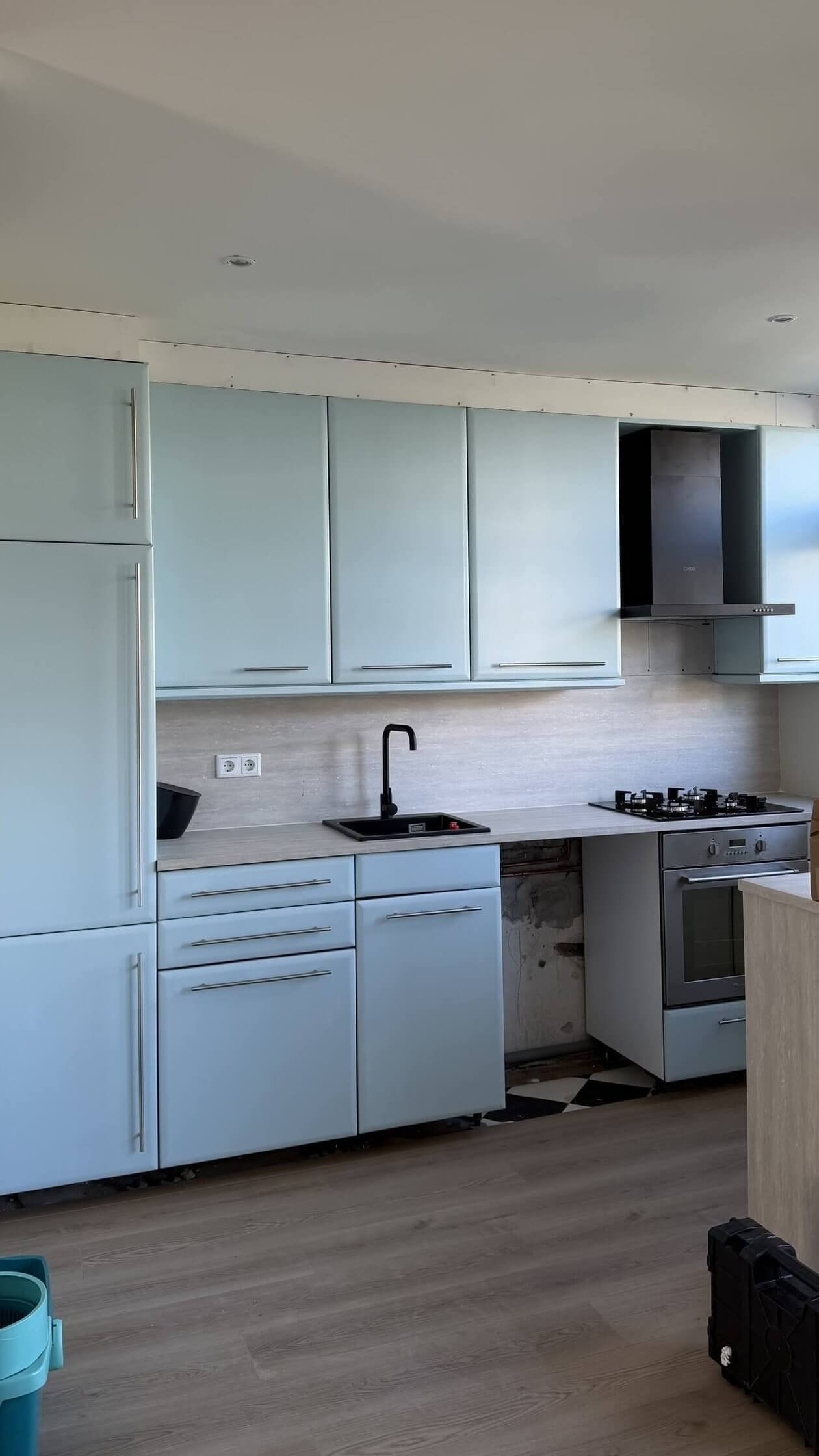 Keuken in Schiedam voor het wrappen, met een verouderde lichtblauwe keuken