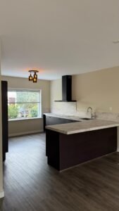Gewrapte keuken in Vlaardingen met fronten in de donkere houtlook Navis en een werkblad in de marmerlook Onyx gold