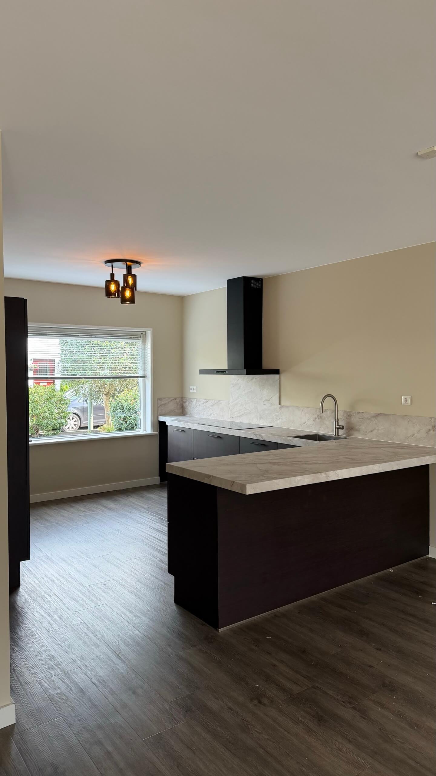 Gewrapte keuken Vlaardingen Gewrapte keuken in Vlaardingen met fronten in de donkere houtlook Navis en een werkblad in de marmerlook Onyx gold