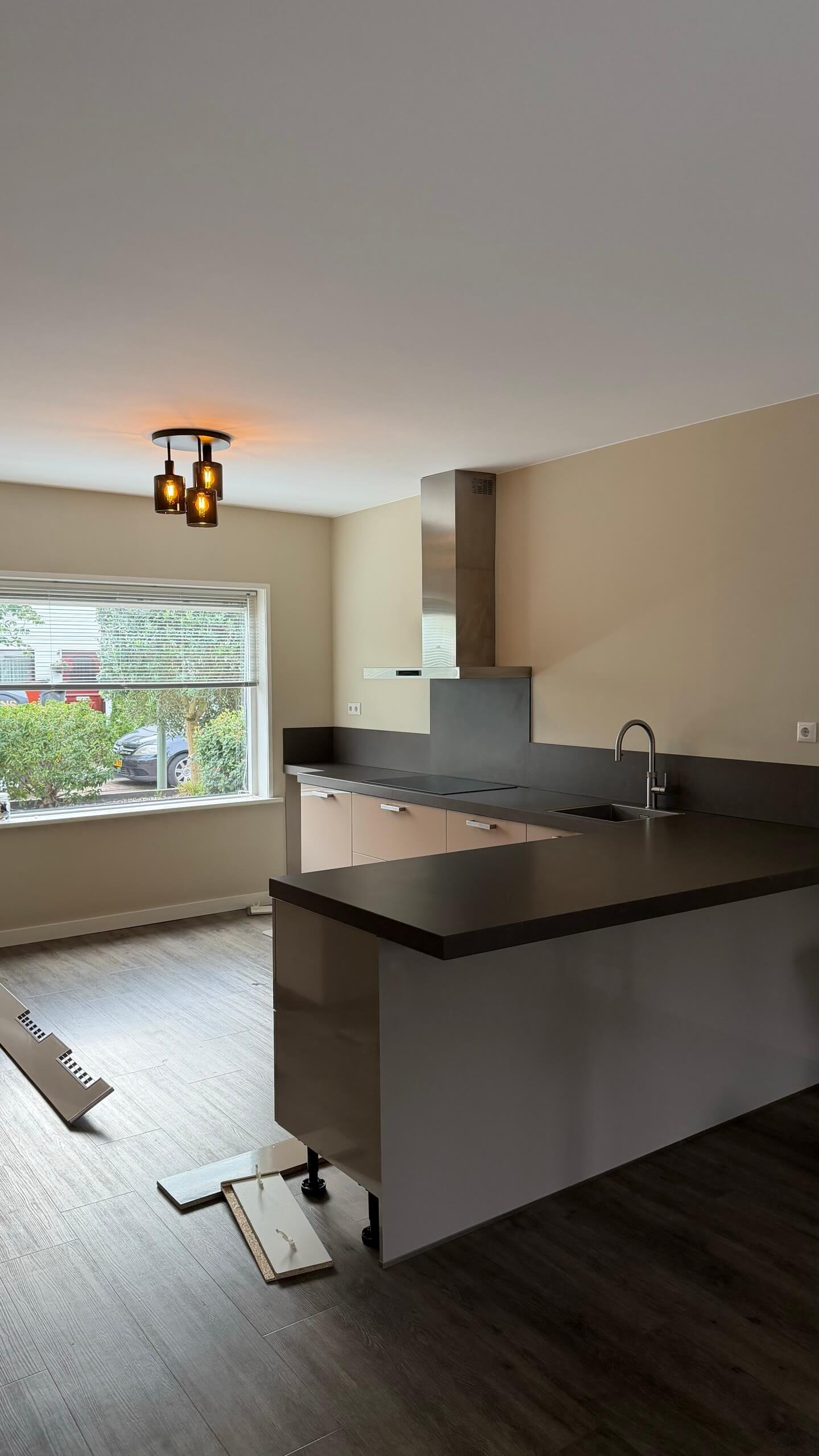 Keuken in Vlaardingen voor het wrappen, met lichtgrijze fronten en een donker werkblad